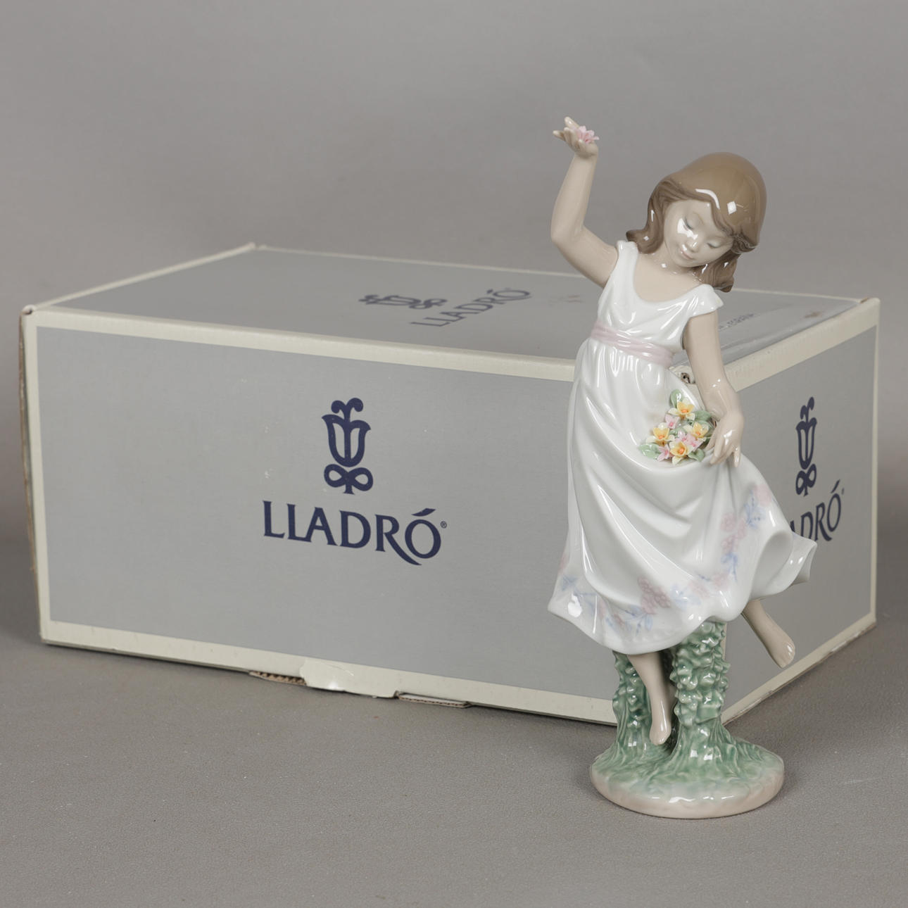 LLADRO 'GARDEN DANCE' FIGURE.
