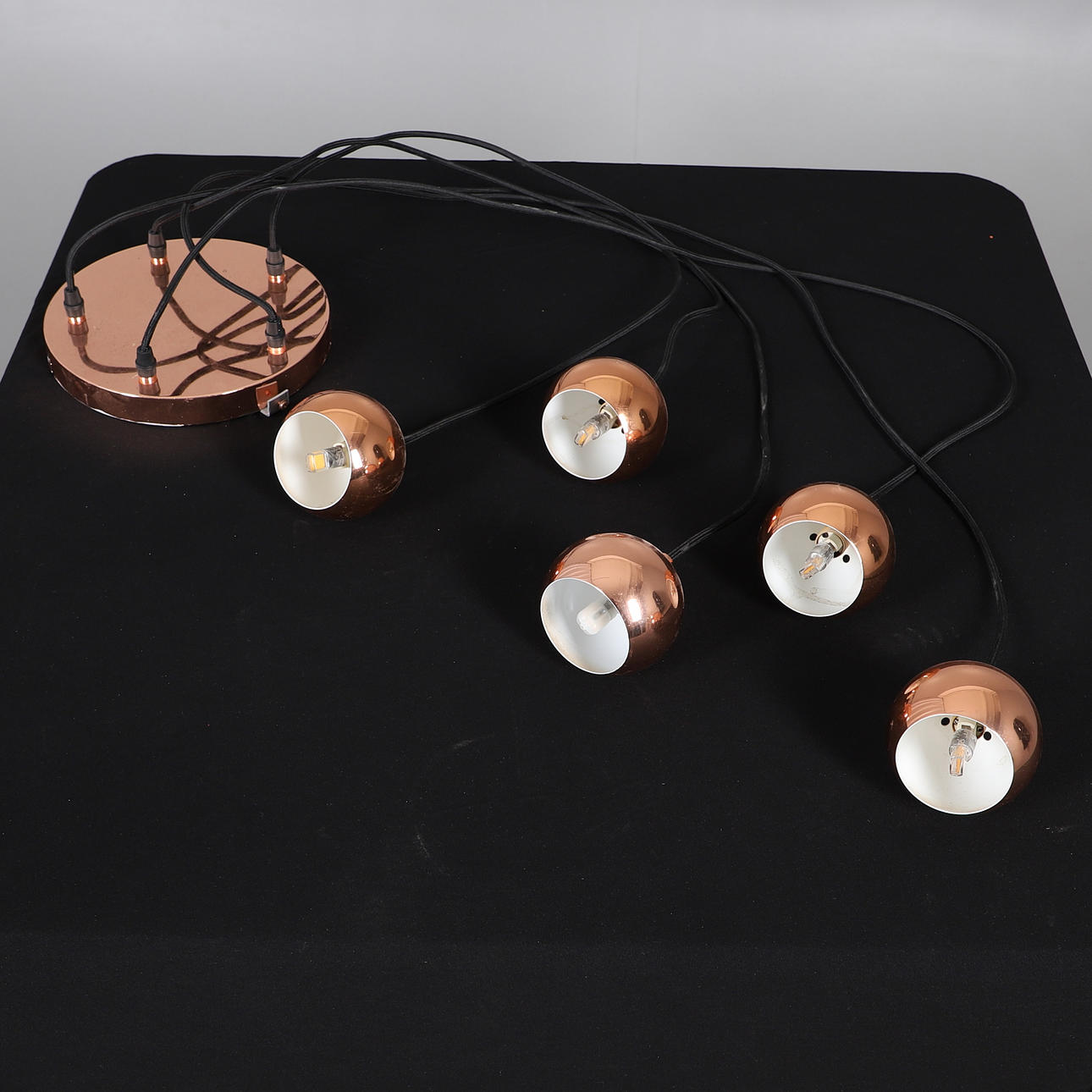 A MODERN COPPER CEILING LIGHT FIXTURE.