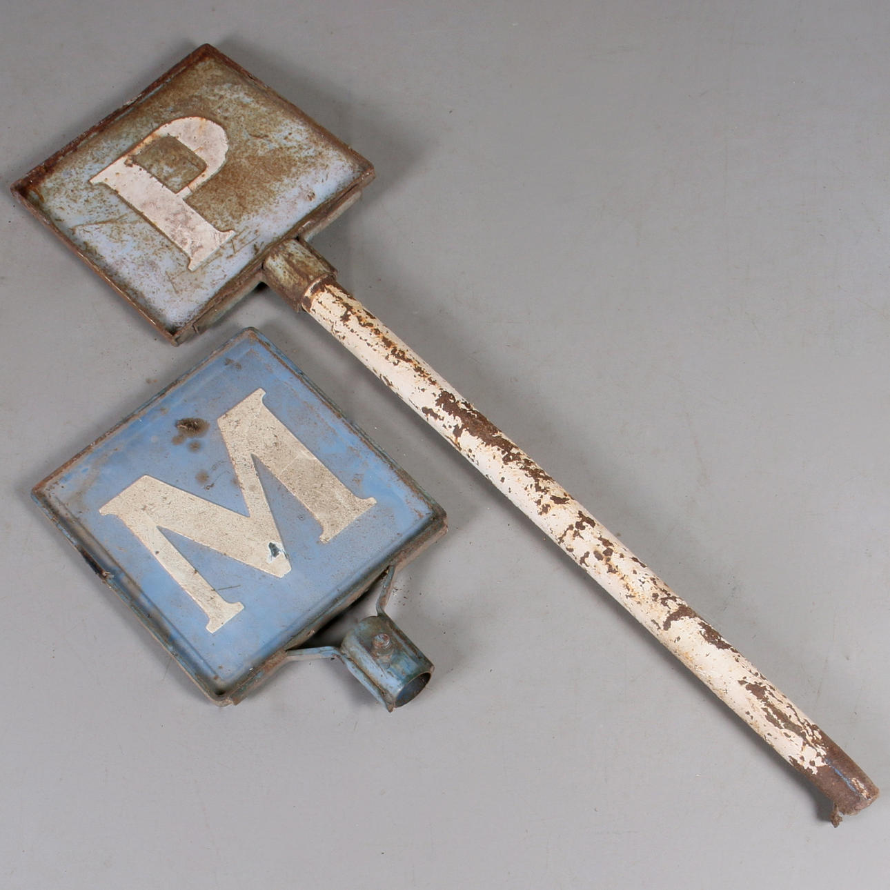 SKILTE, 2 stk. Metal, mødested og parkering, 1900-tallet.