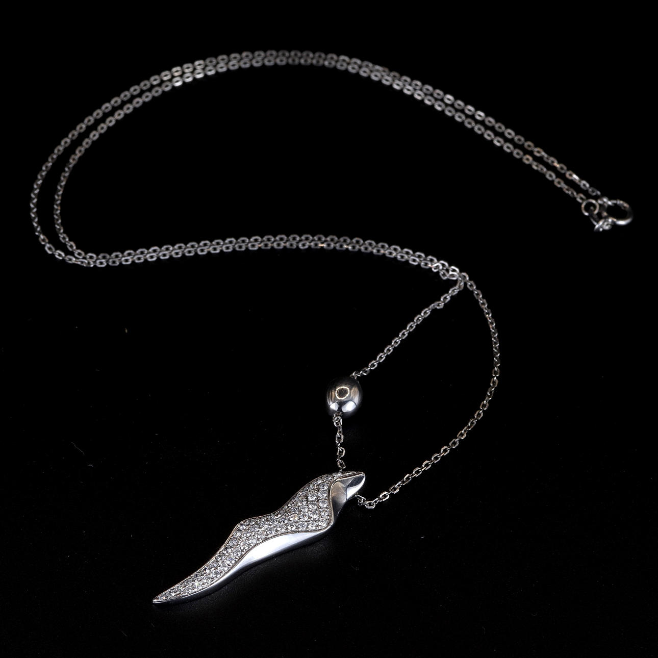 18CT WHITE GOLD DIAMOND SET NECKLACE.