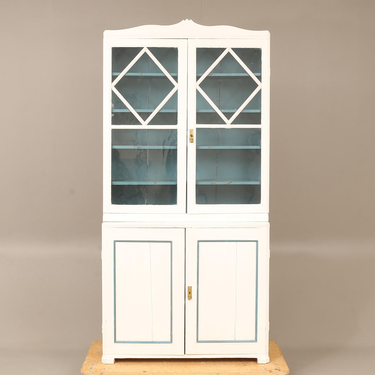 SKÅP, med vitrindel, sekelskifte 1900.