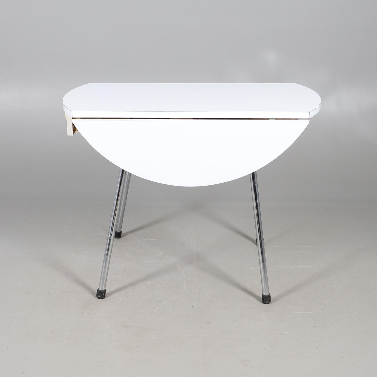 A 1960S/70S WHITE DROP LEAF TABLE.