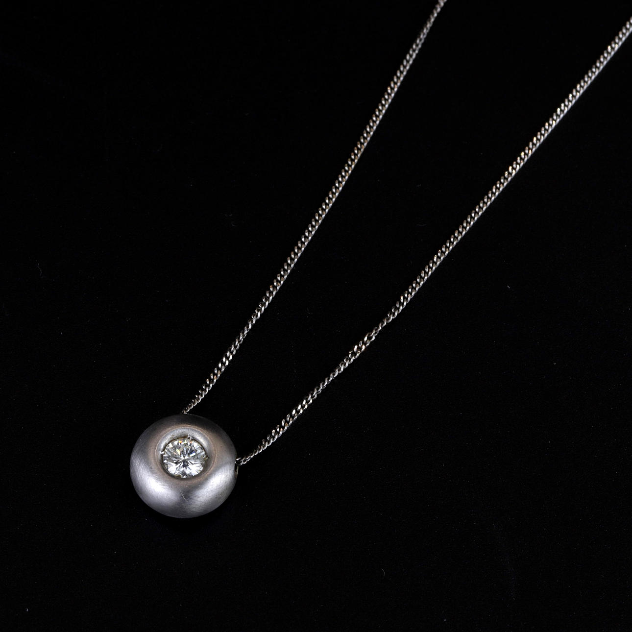 18CT WHITE GOLD DIAMOND SET NECKLACE.