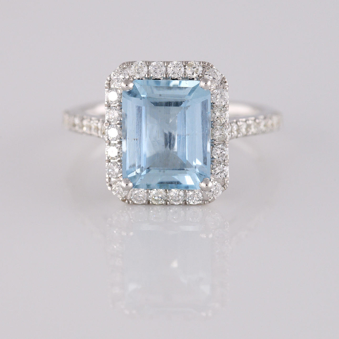 AQUAMARINE & DIAMOND white gold ring.