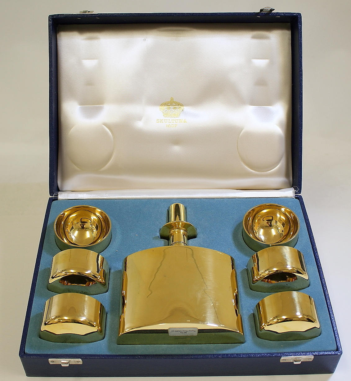 PIERRE FORSELL. Plunta med 6 st, supkoppar i mässing med 24 karats förgyllning, Skulptuna.