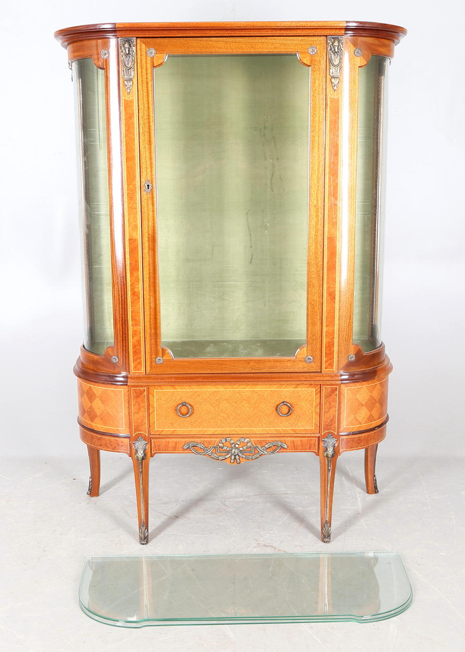 VITRINSKÅP, rokokostil, 1900-tal.