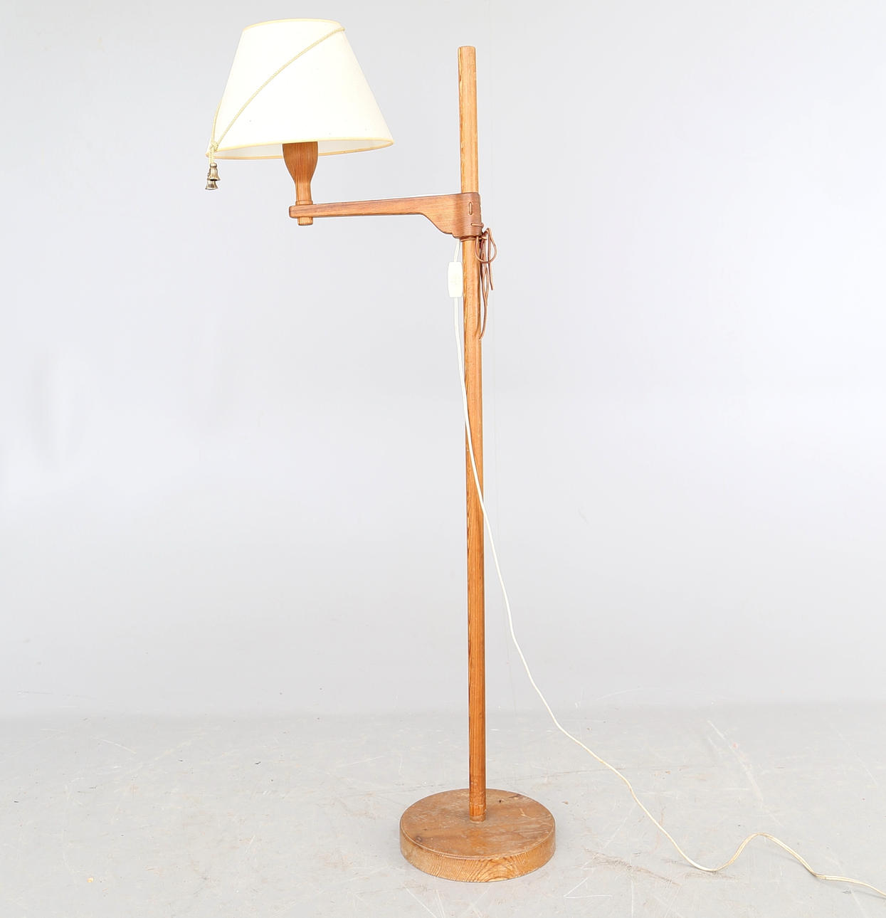 GOLVLAMPA, modell efter "Staken", 1900-tal.