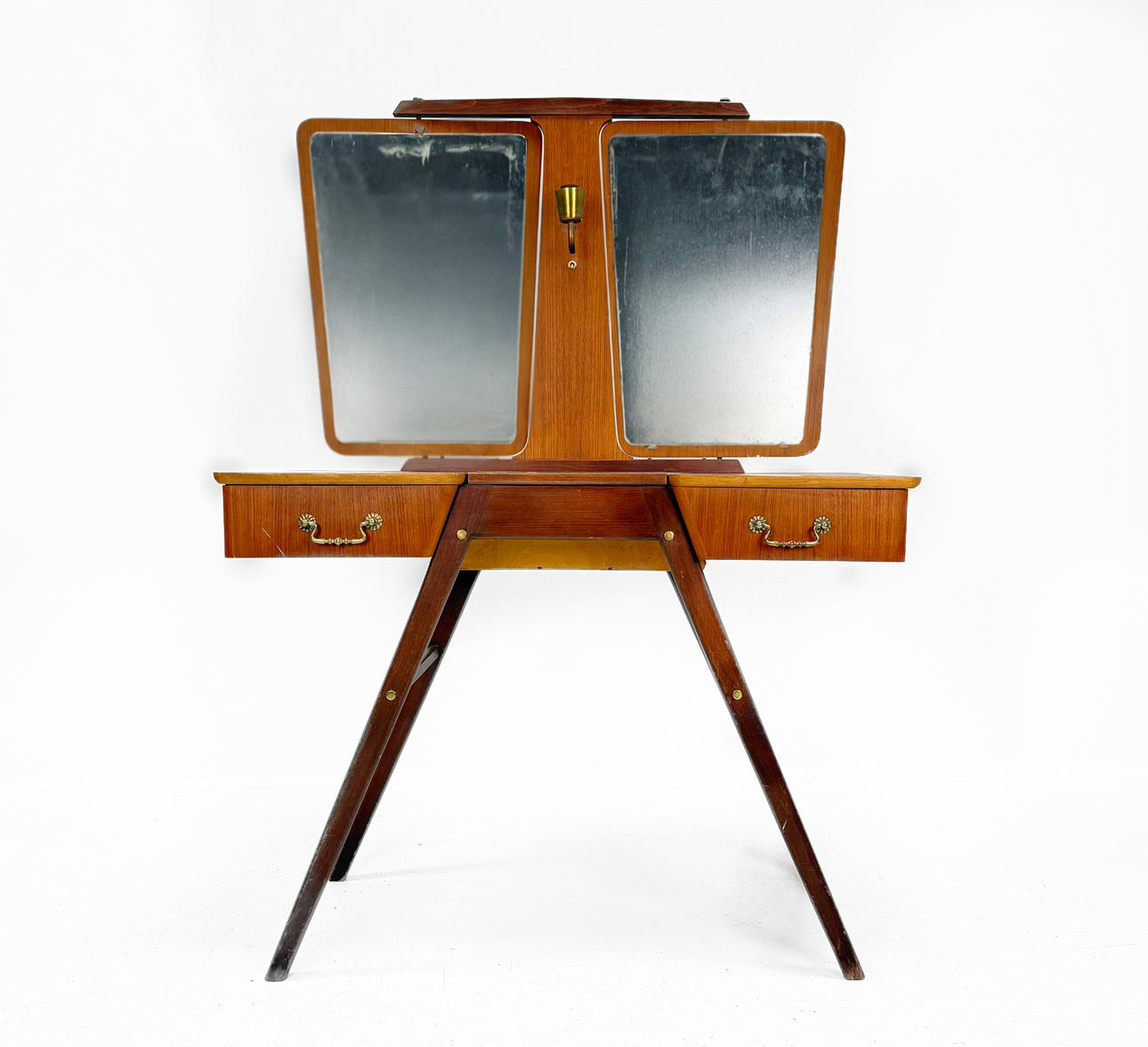 DRESSING TABLE, veneered teak, angled mirrors, pull-out drawers, brass fittings, 1950/60's.