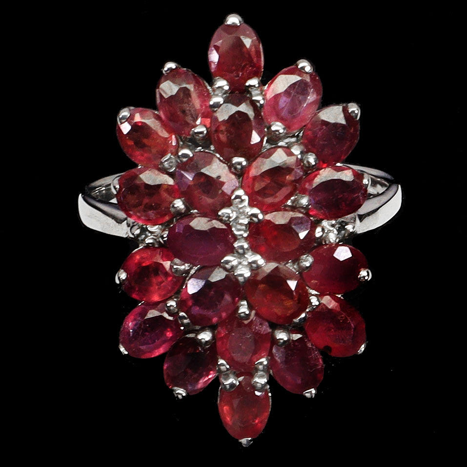 LARGE RUBY CLUSTER RING.