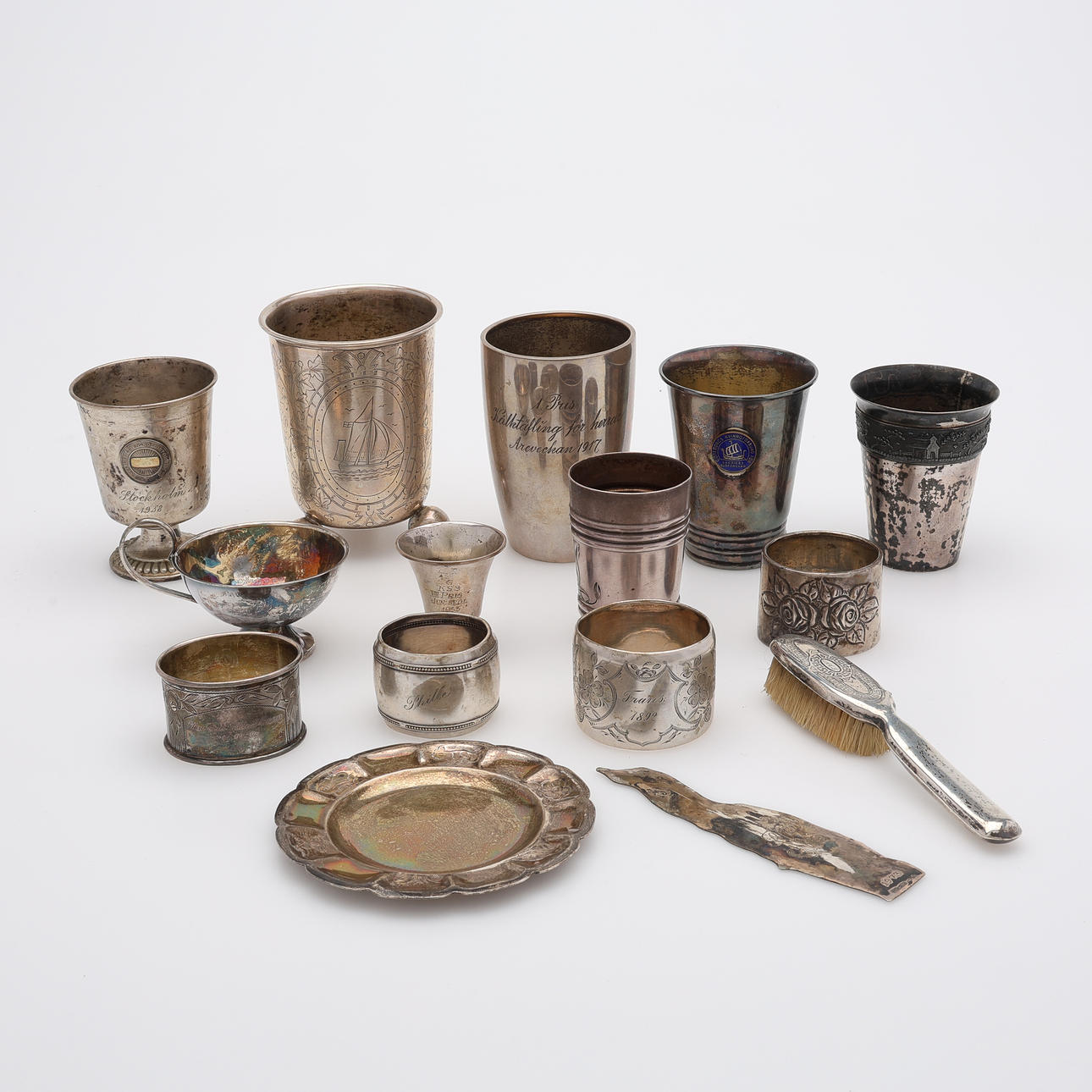 SILVER OBJECTS, 15 PIECES, TOTAL WEIGHT 625 GRAMS, INCLUDING OTHER MATERIALS.