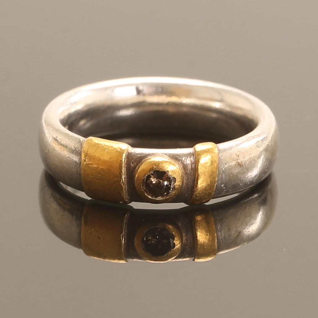RING, gold and silver, with a brilliant cut diamond 0,19 ct.