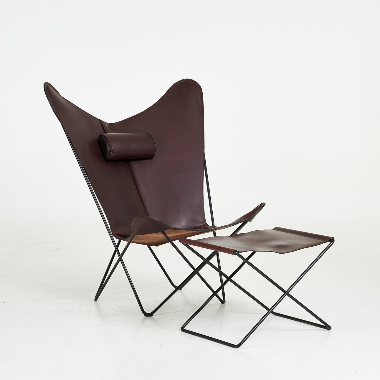 DENNIS MARQUART. Fåtölj med fotpall, "KS Chair", OX Denmarq, samtida, läder "Mocca", svartlackerad stålstomme, märkt Oxdenmarq.