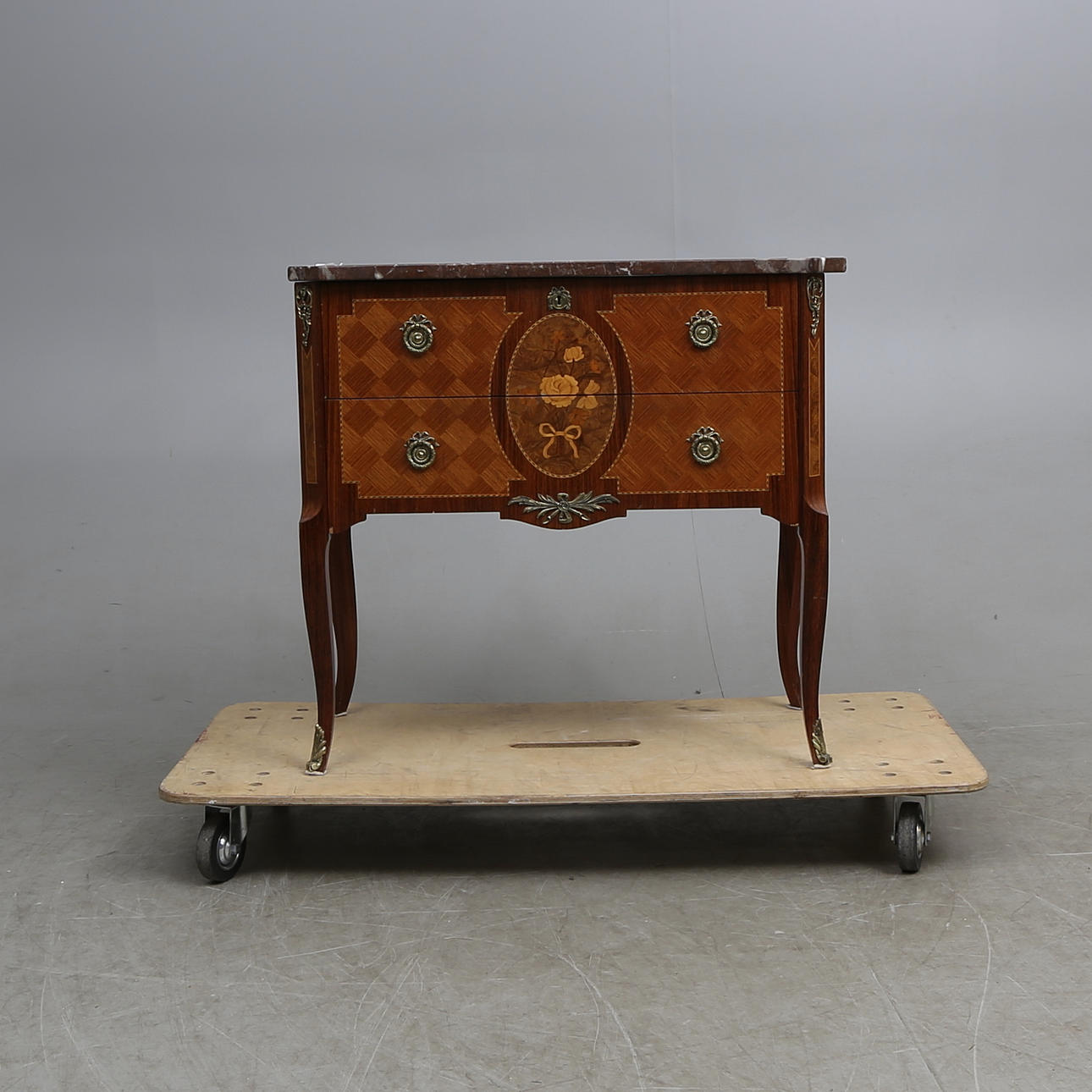 BYRÅ, rokokostil, så kallad Haupt byrå, 1900-tal.