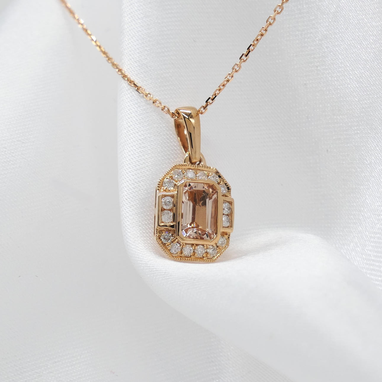 MORGANITE & DIAMOND necklace.