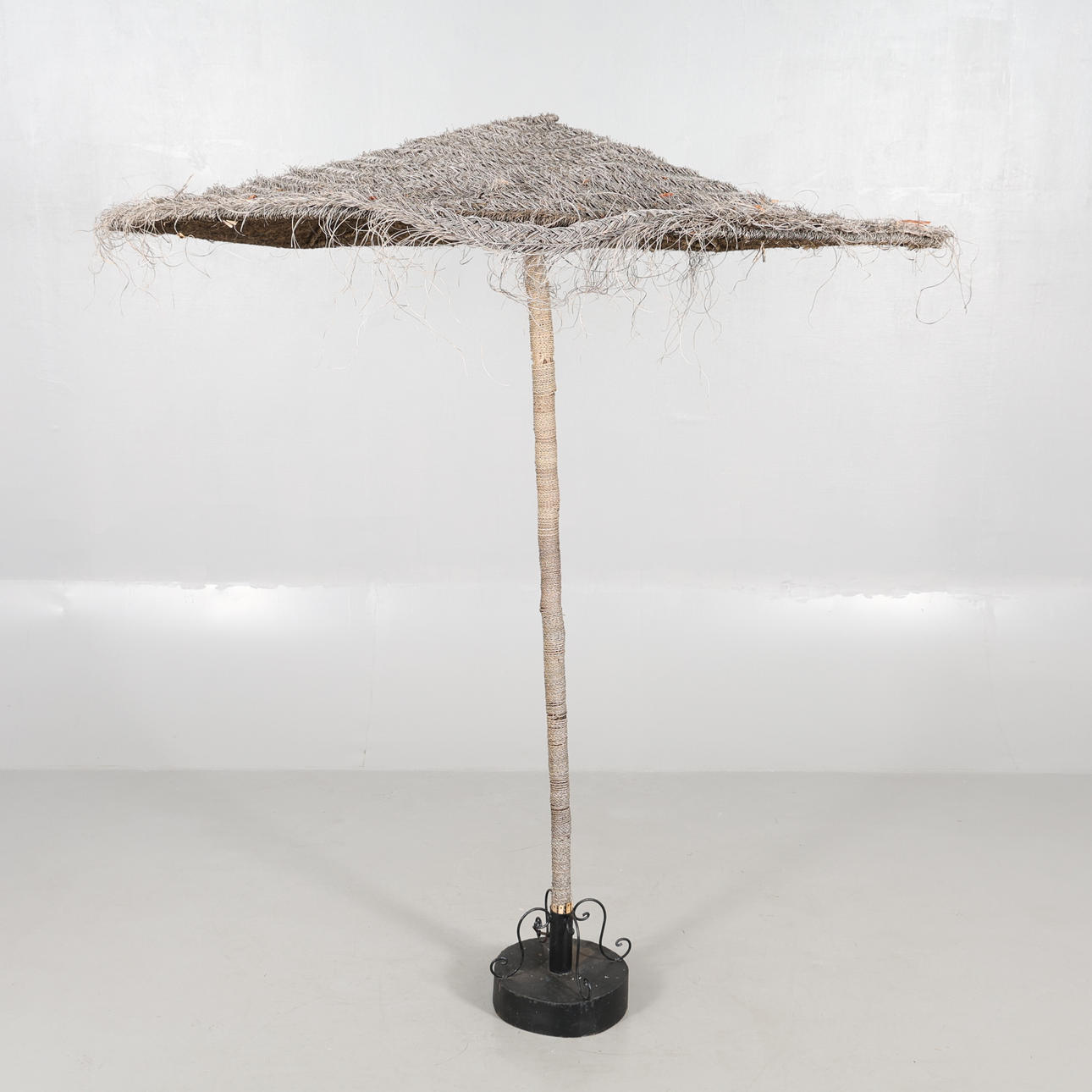 BAMBUPARASOLL med gjutjärnsfot.