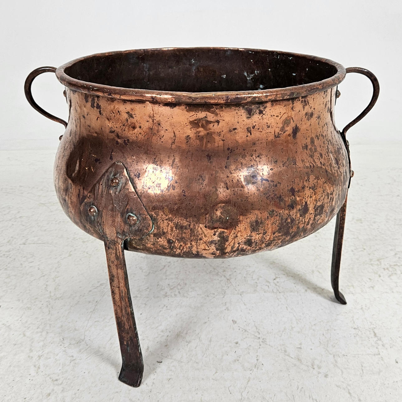 A copper pot, 1800/20th century.