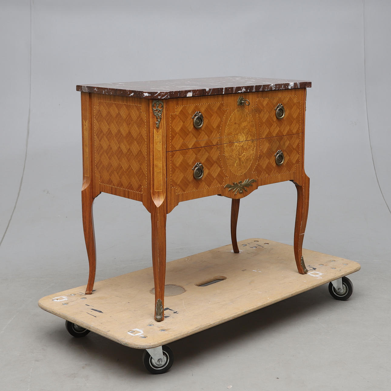 BYRÅ, gustaviansk stil, 1900-tal.