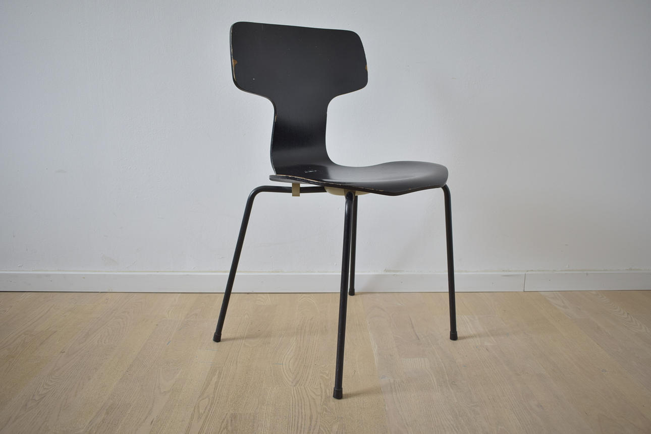 ARNE JACOBSEN. T-stol i svart tillverkad av Fritz Hansen 1969.