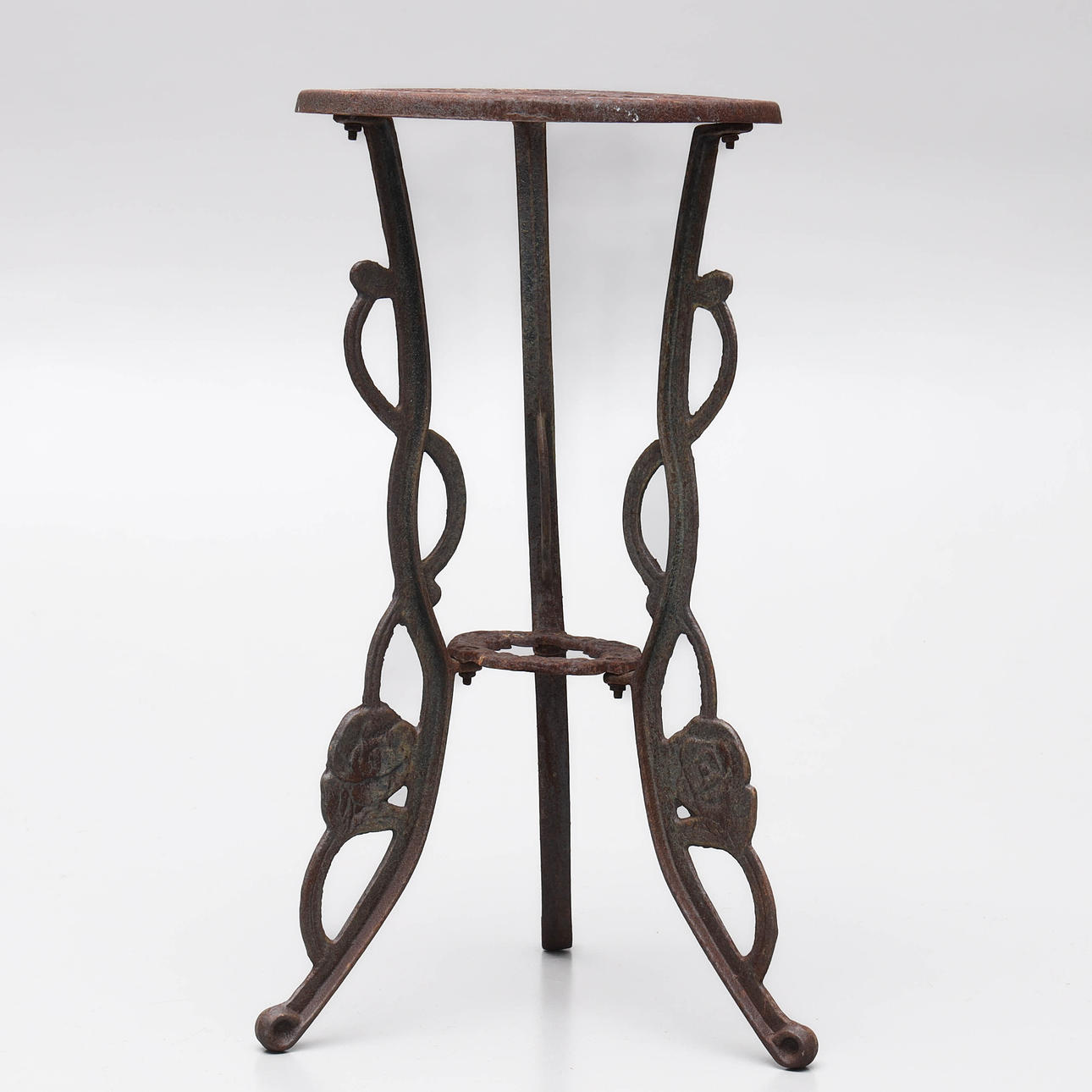 A 20th century cast iron pedestal.