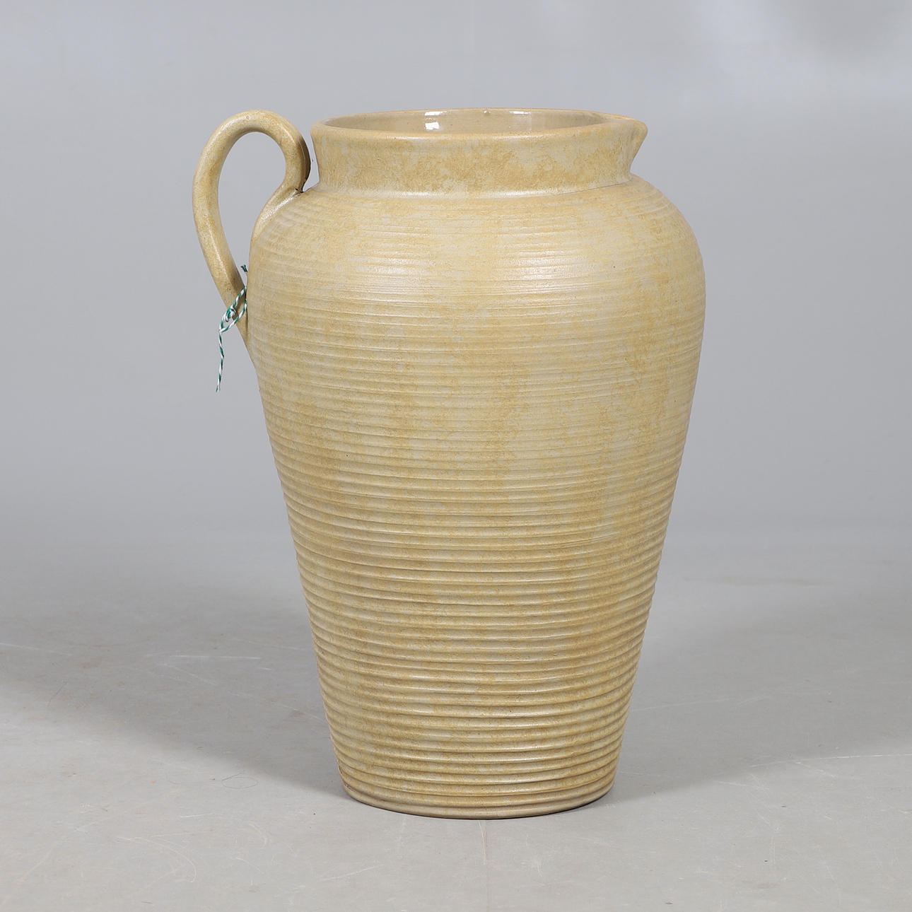 A LARGE DEE CEE POTTERY JUG.