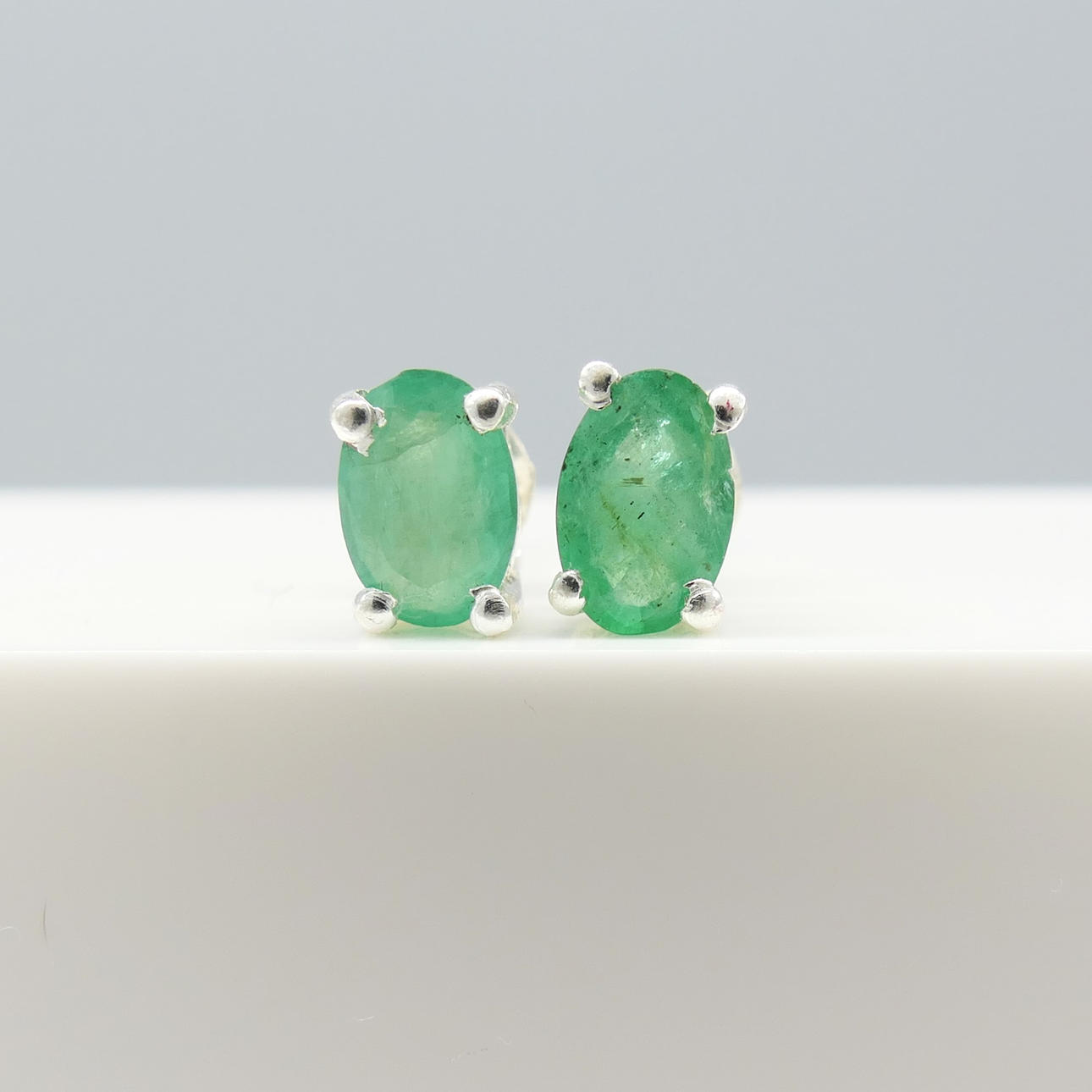 NATURAL EMERALD stud EARRINGs.