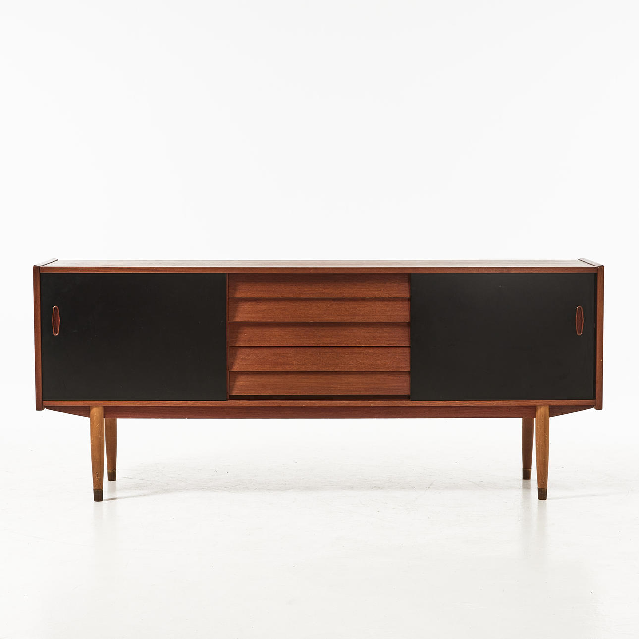 NILS JONSSON. "Trio", sideboard, teakfanér.