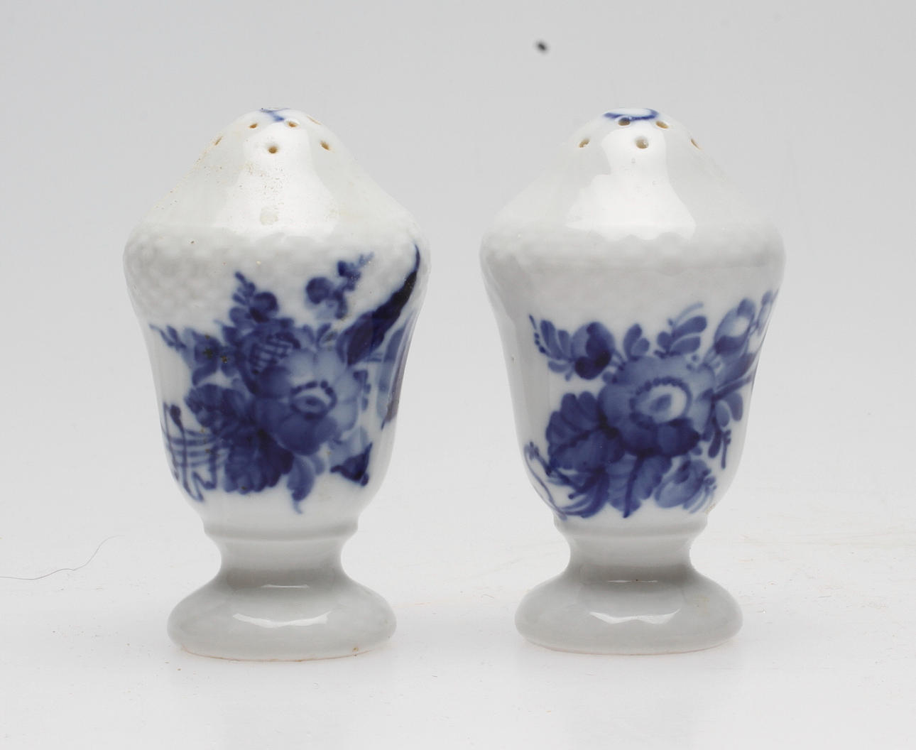 SALT- OCH PEPPARKAR, 2 st, porslin, "Blå blomster", Royal Copenhagen, Danmark.