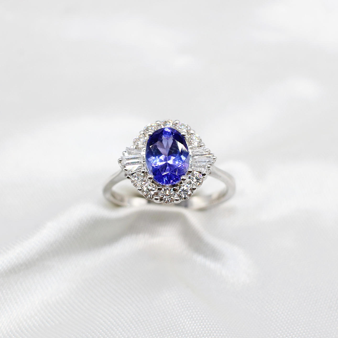 DIAMOND & TANZANITE 18K GOLD RING.