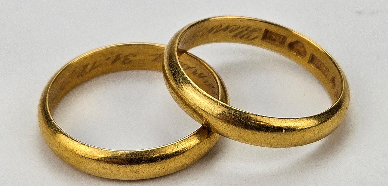 RINGAR, 2 st, guld, 23K, vikt ca. 9,9 gram.