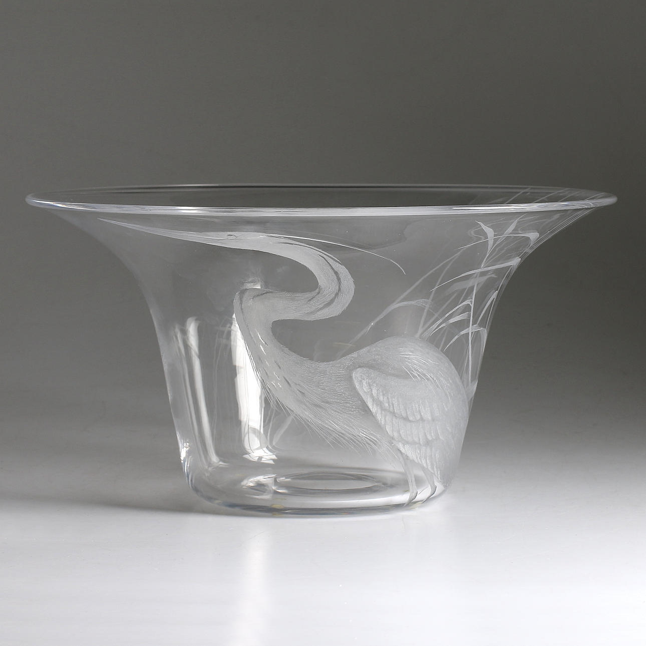 MATS JONASSON. Skål, glas, "Häger", Målerås Ateljé, unik, signerad och daterad 1982. Nordiska Kristallmagasinet AB.