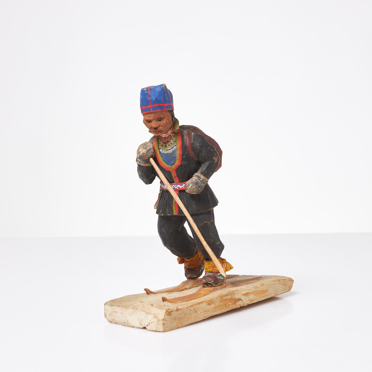 OIDENTIFIERAD KONSTNÄR. Figure, same on skis, wood, polychrome painted, signed A.O.