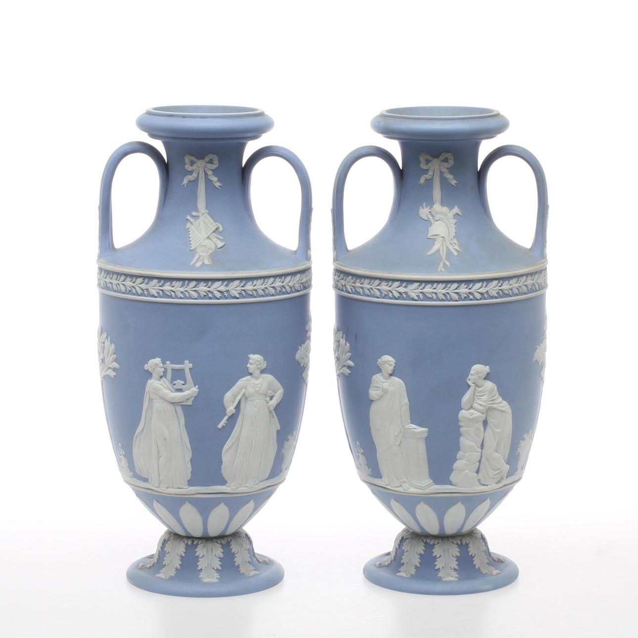 URONR, med hänklar, 1 par, jasperware, Wedgwood, England, 1900-tal.