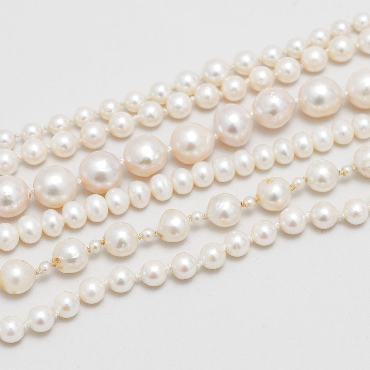 COLLIER, 5 st, samt ARMBAND, odlade pärlor, silverlås.