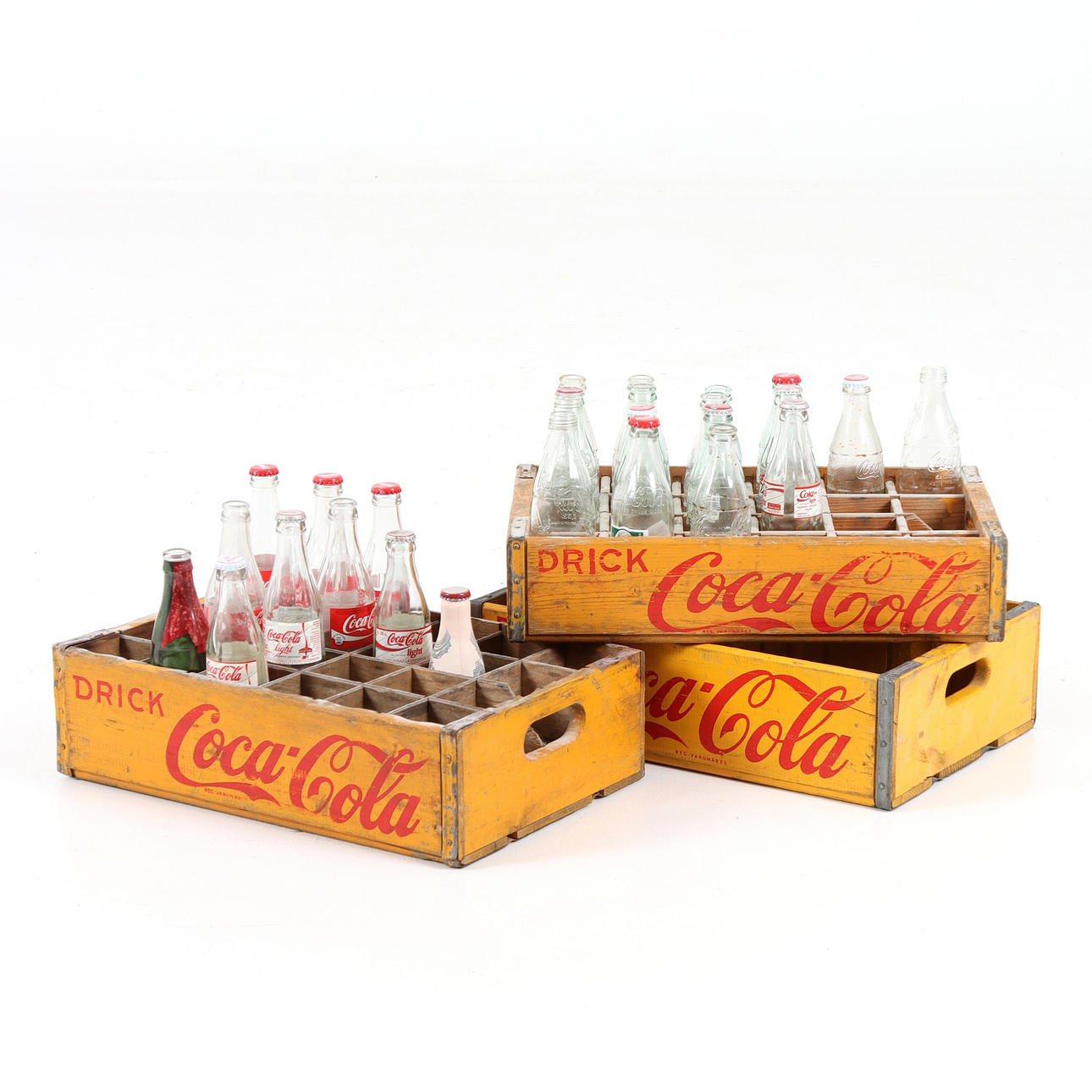 LÄSKBACKAR , 3 st, "Drick Coca Cola", med flaskor "Coca Cola", 1900-talets andra hälft.