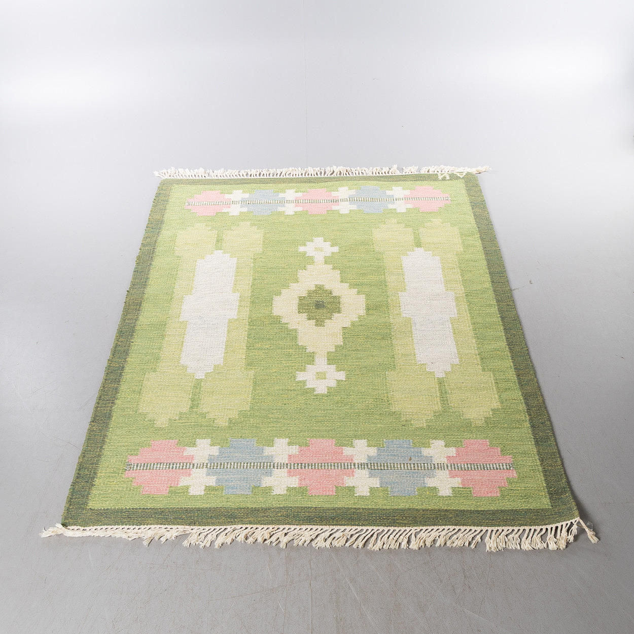 REEL CARPET, signed N.A., 237x170 cm.