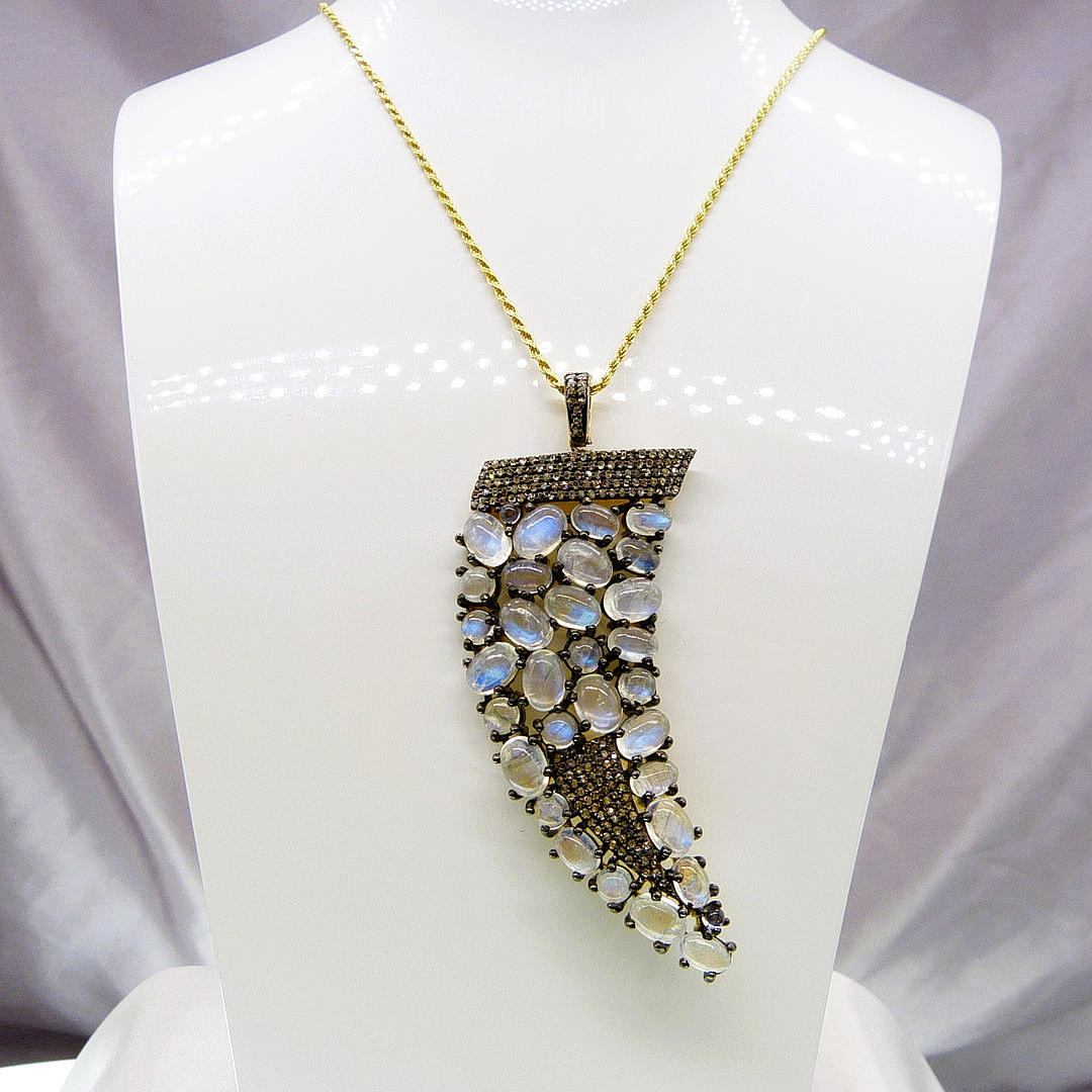 DIAMOND & MOONSTONE NECKLACE.
