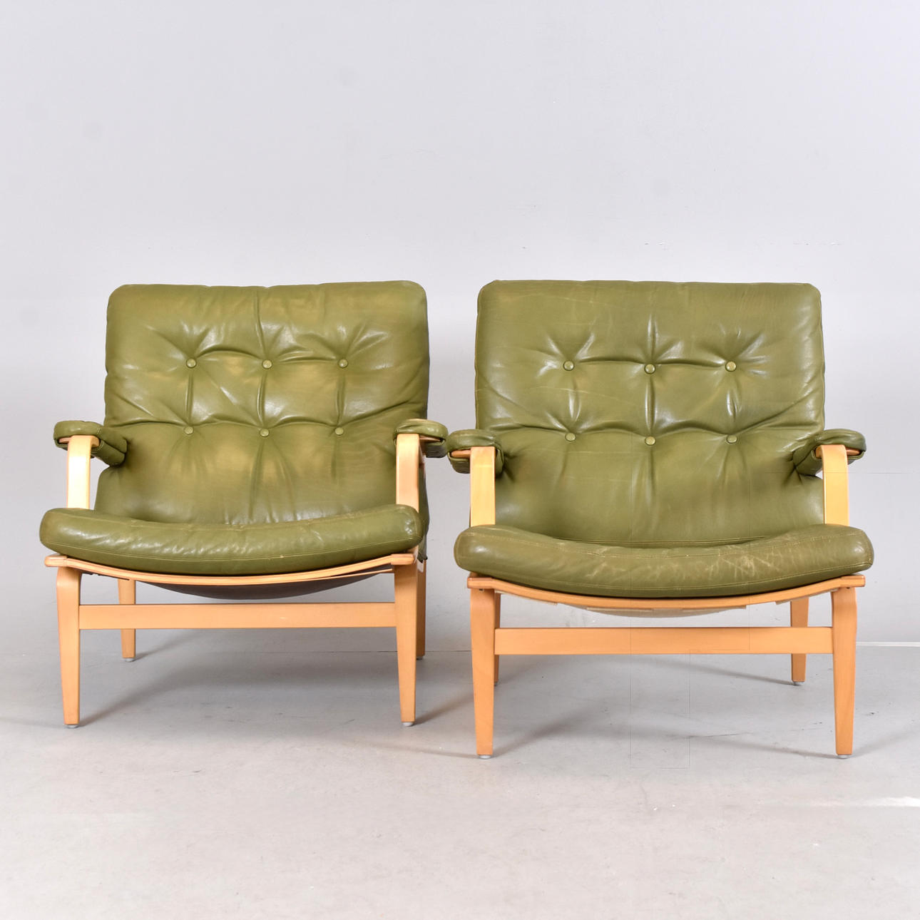 BRUNO MATHSSON. Fåtöljer, ett par, "Ingrid" Dux.