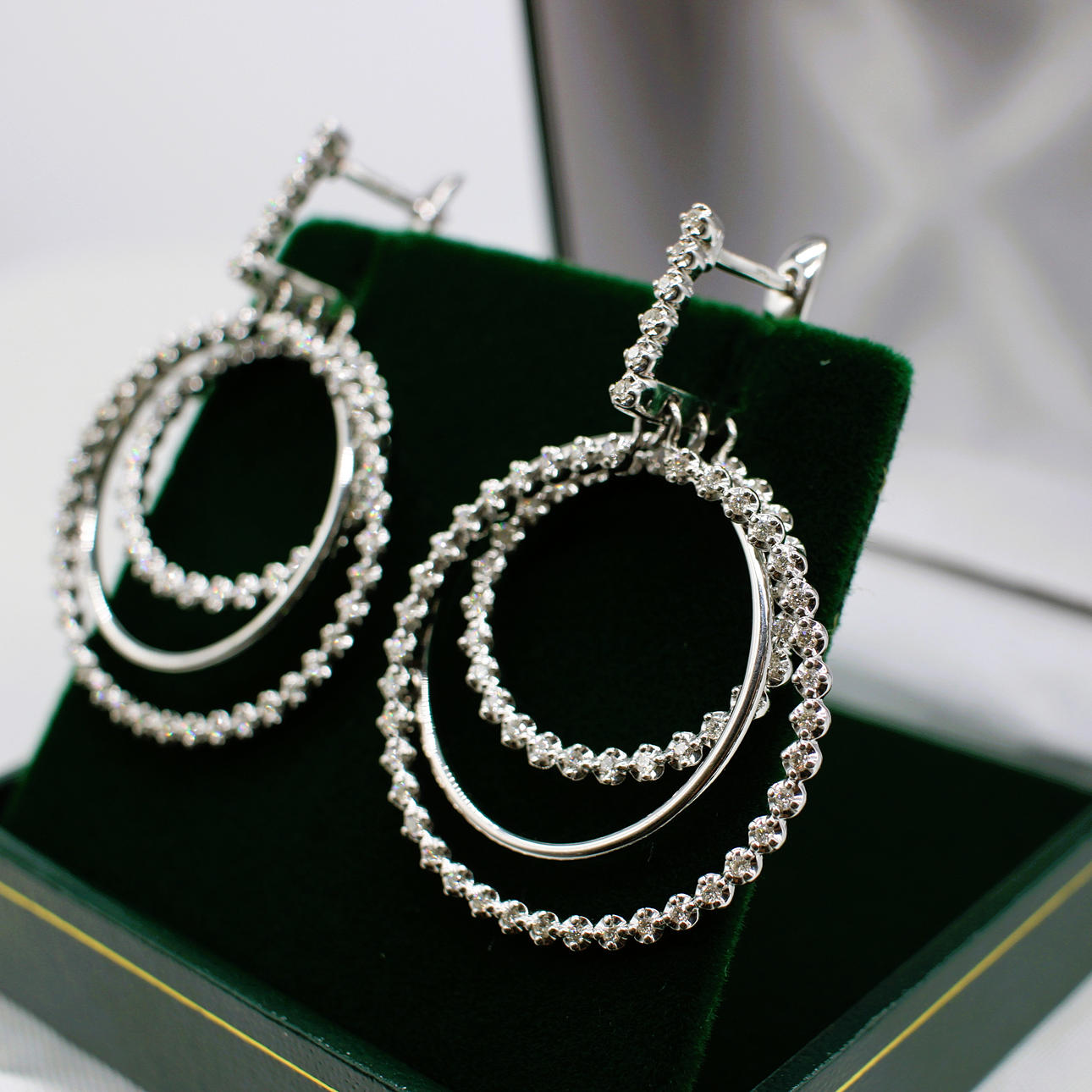 1.00CT DIAMOND HOOP EARRINGS.