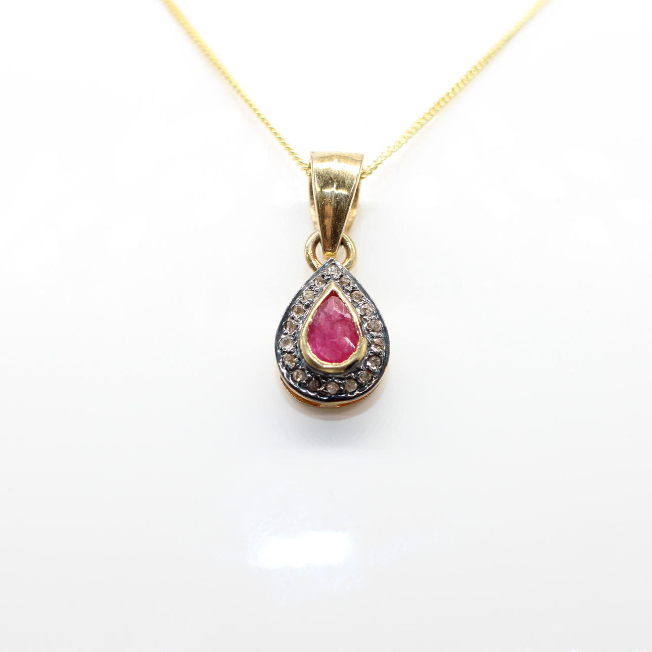 RUBY & DIAMOND NECKLACE.