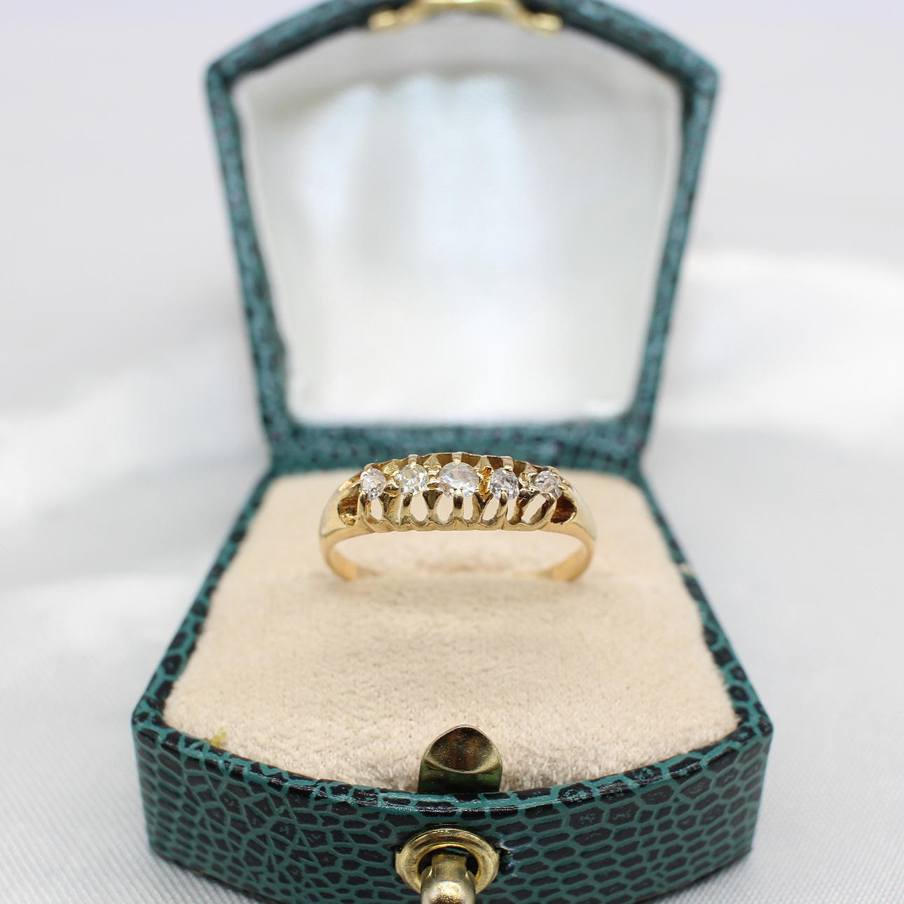 VICTORIAN OLD CUT DIAMOND RING.