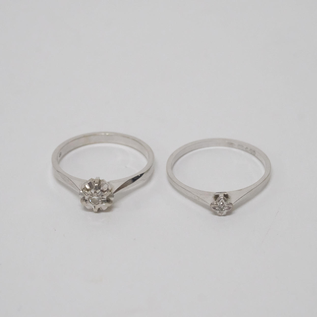 RING MED DIAMANTER, 18K VITGULD, TVÅ STYCKEN.