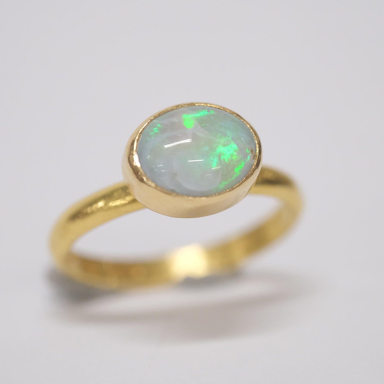 RING MED OPAL, 23K GULD.