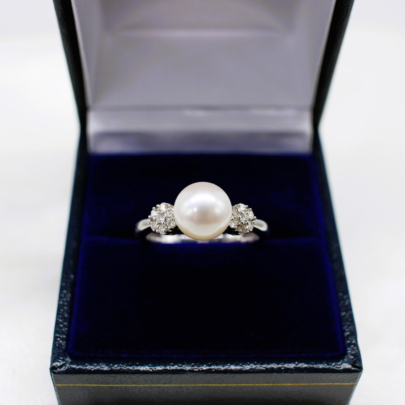 PEARL & DIAMOND RING.