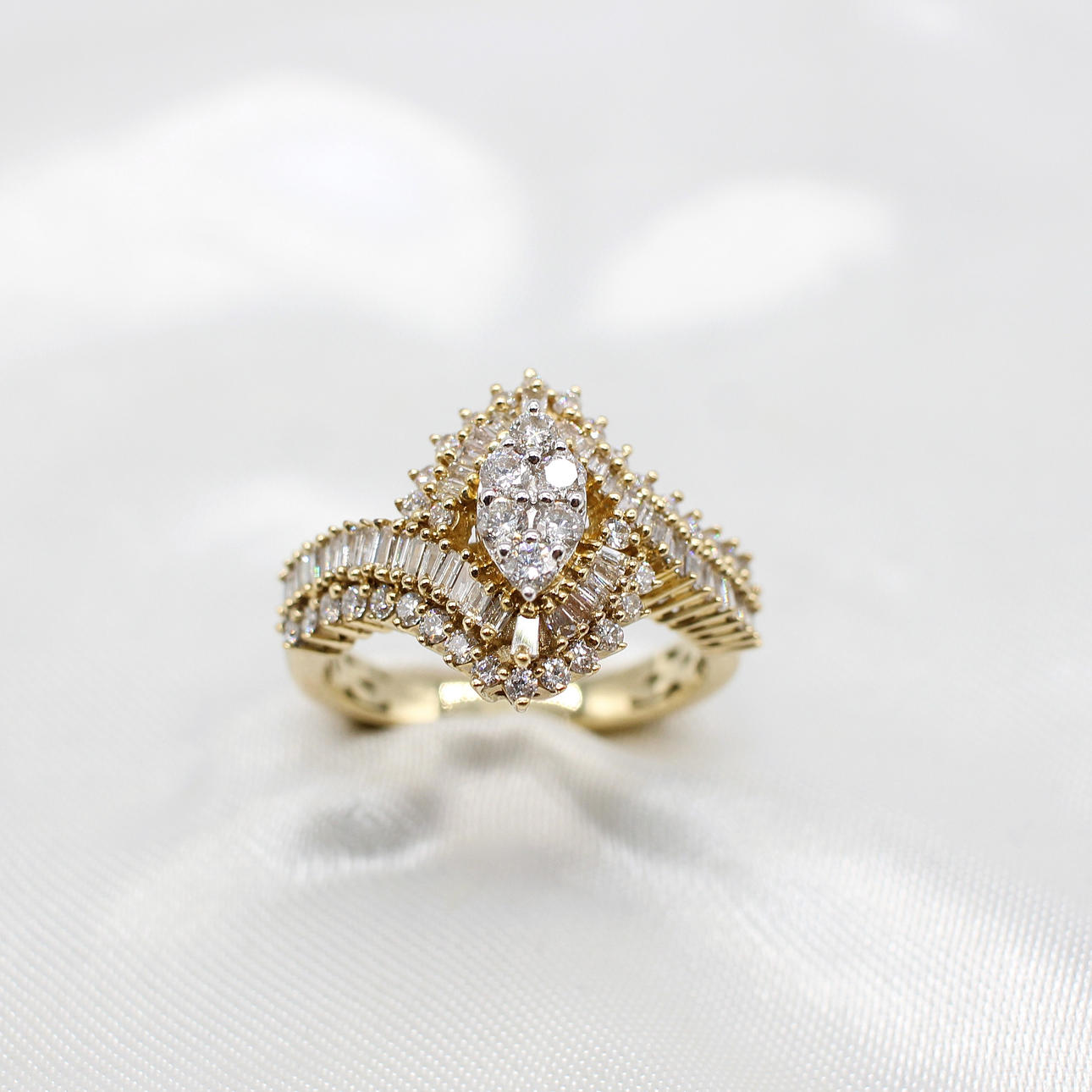 UNUSUAL 1.00CT DIAMOND CLUSTER RING.