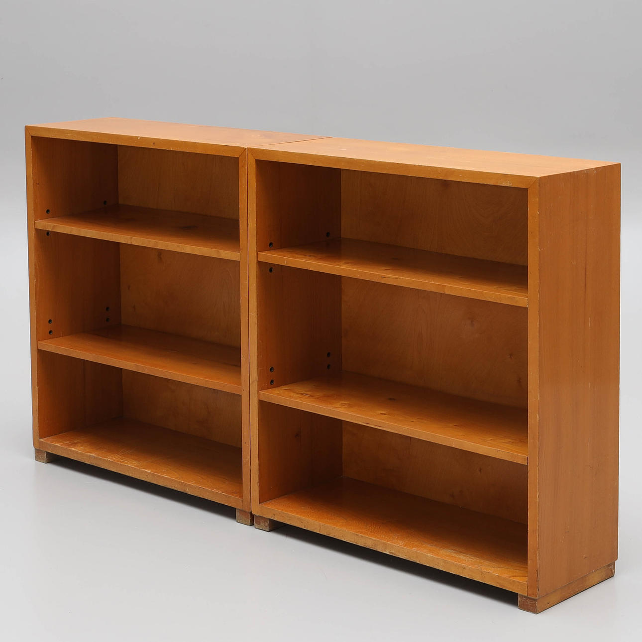 Two wooden bookcases, 20th century.