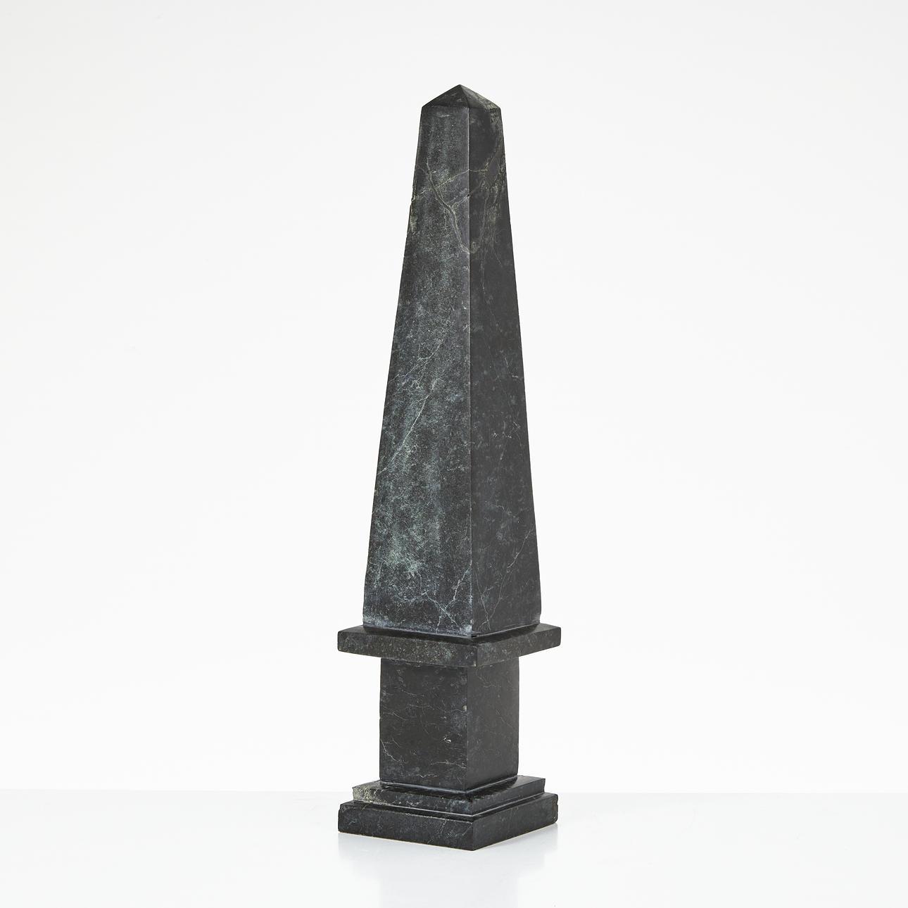 OBELISK, 1900-tal, skulpterad sten, Italien.
