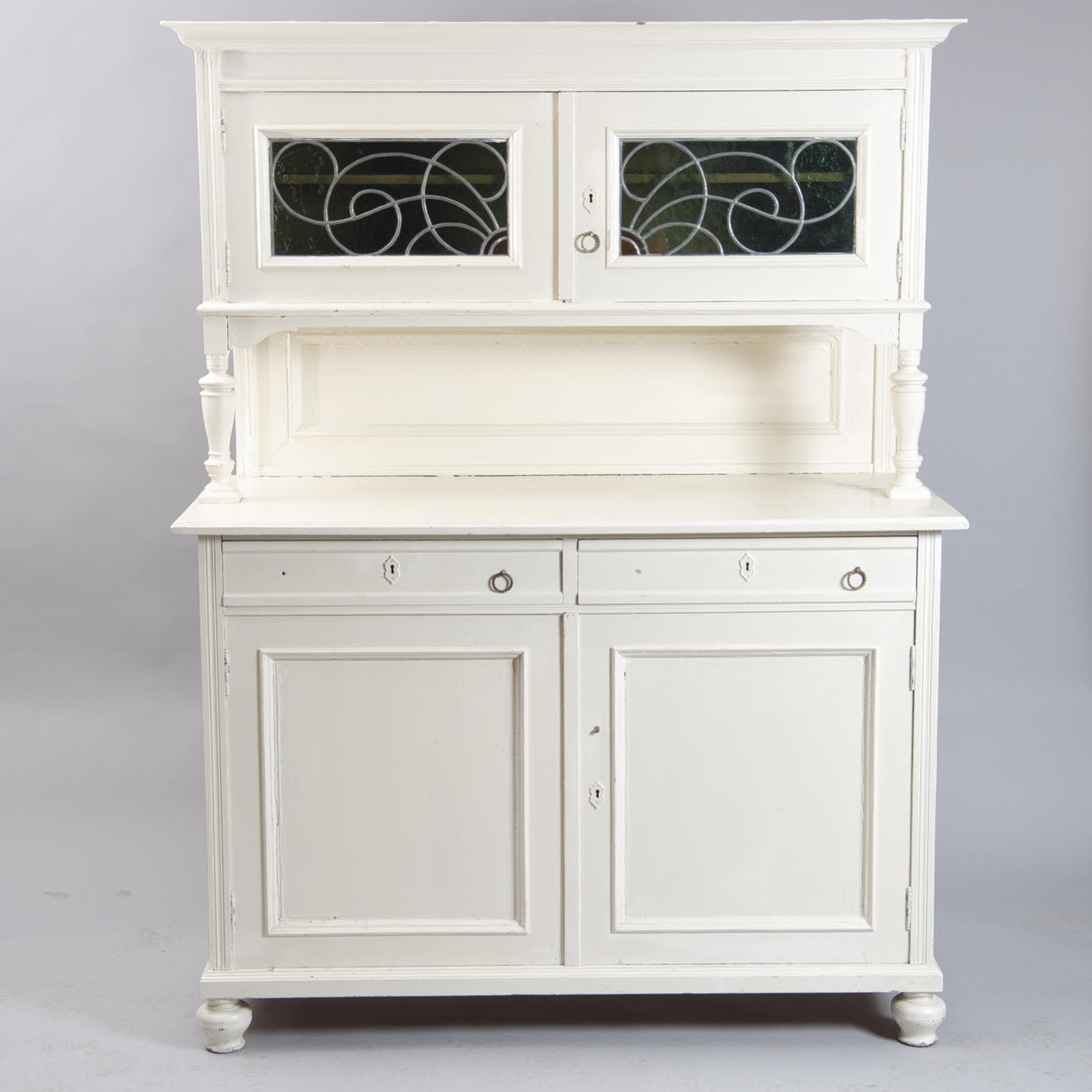 MATSALSSKÅP, vitmålat med blyinfattade glas, tidigt 1900-tal.