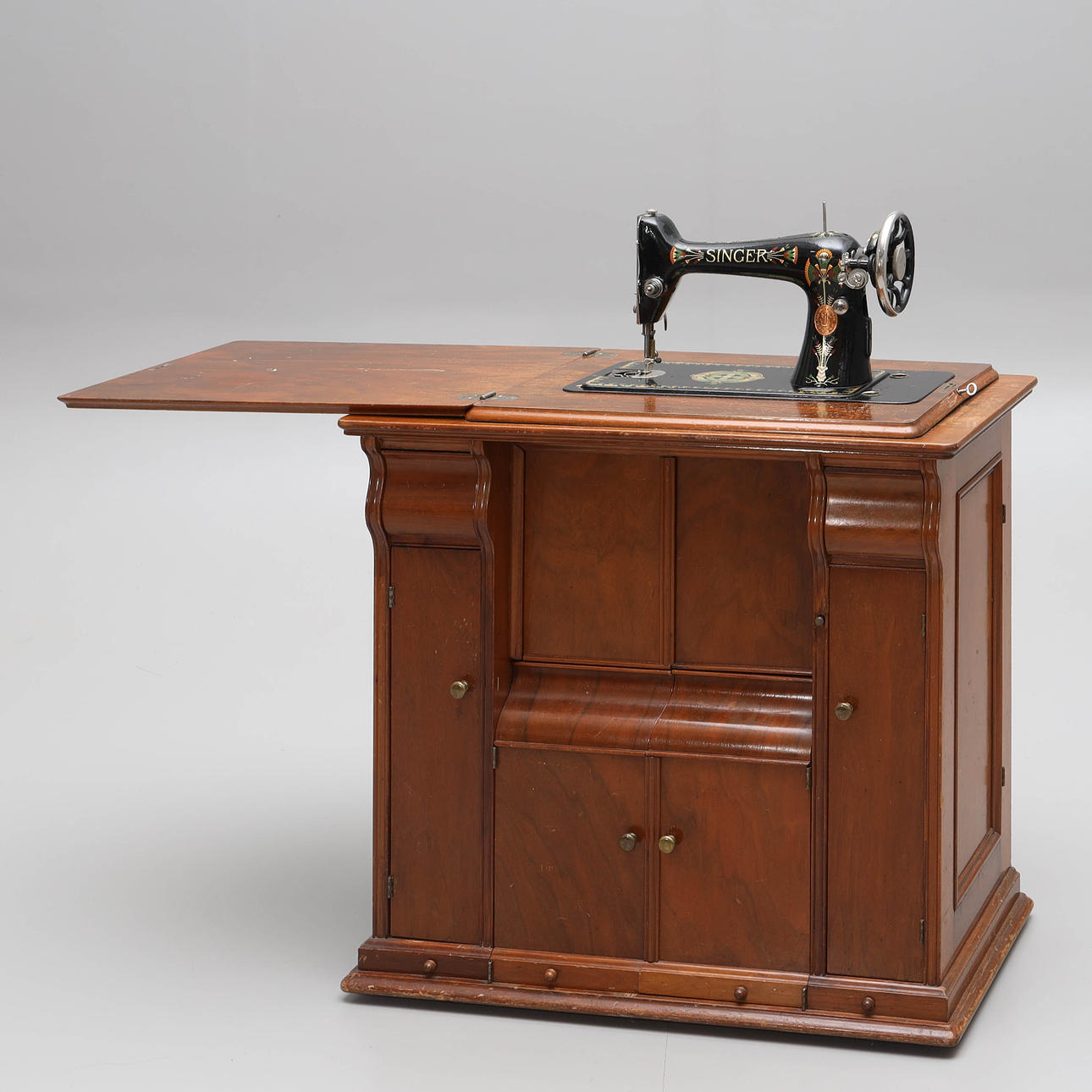 SEWING MACHINE WITH CABINET, Singer, 1920's.