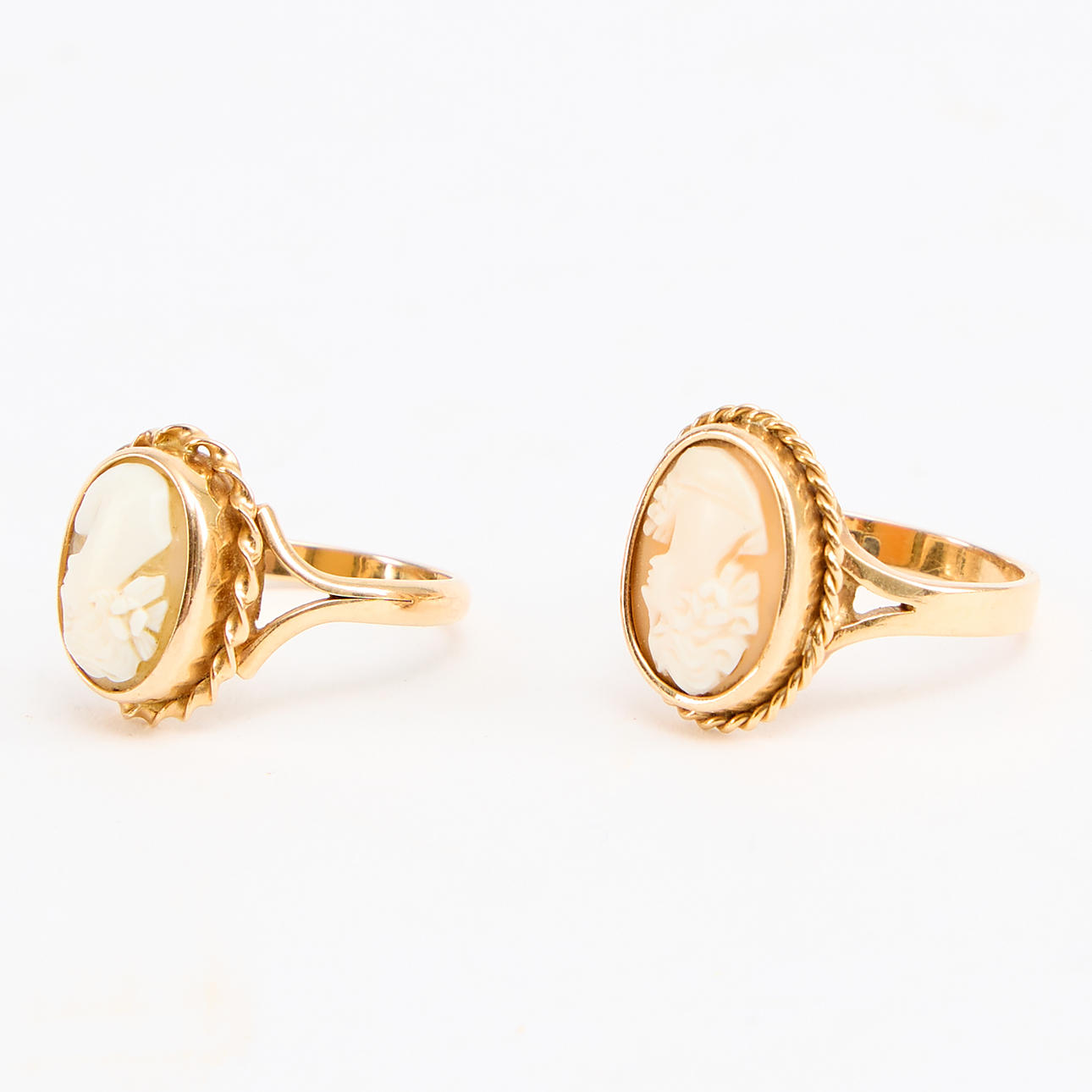 RINGS, two, 18K gold and cameos.