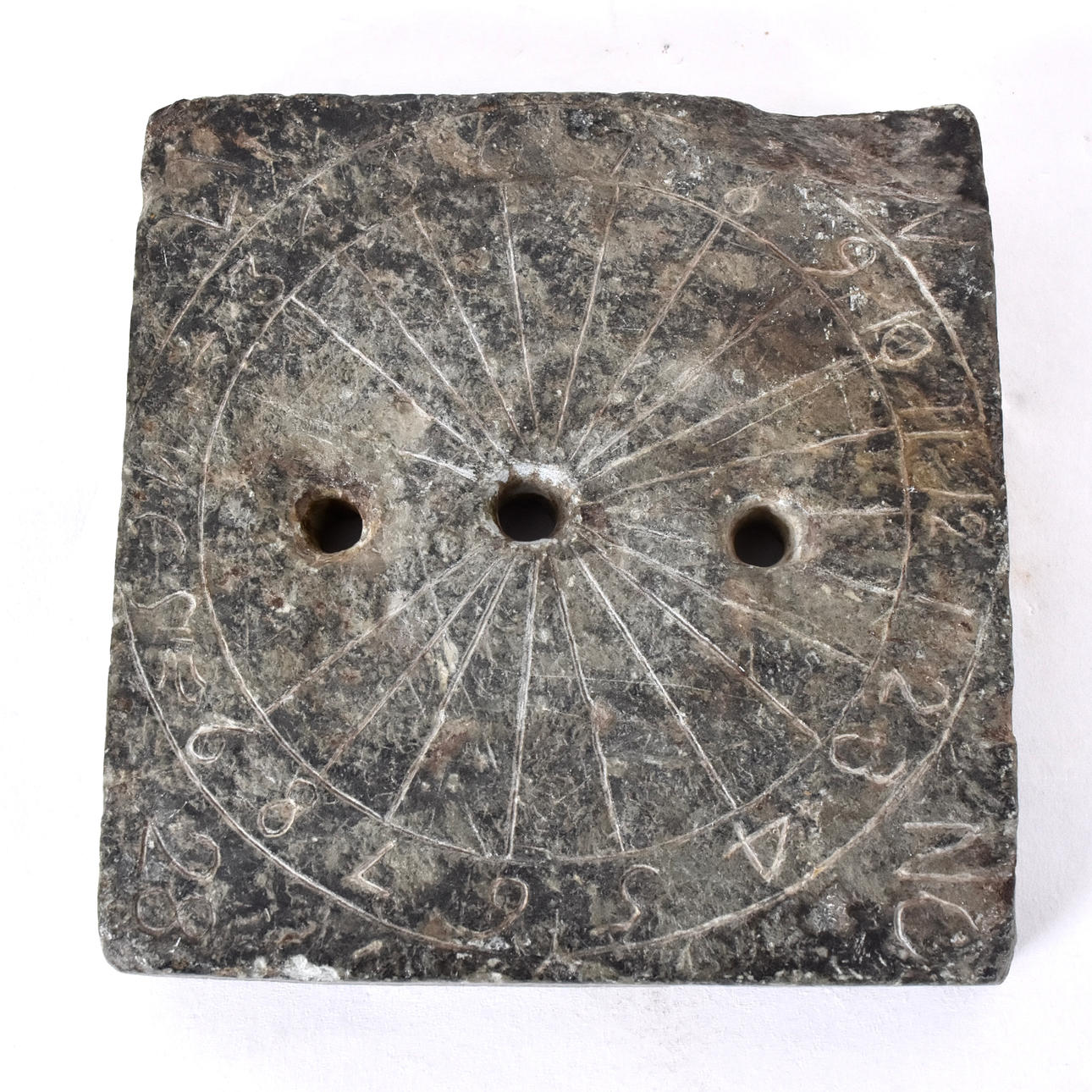 SOLUR, täljsten, barock, 1700-talets 1 hälft.